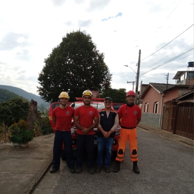 BOMBEIROS REALIZAM CORTE DE ÁRVORES EM ÁREA DE RISCO