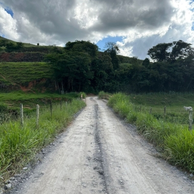 PREFEITURA DE DOM SILVÉRIO REALIZA NOVO PATROLAMENTO E CASCALHAMENTO NA ESTRADA DA COMUNIDADE DOS MELOS