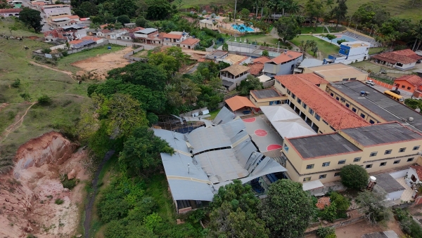 PREFEITURA DE DOM SILV&Eacute;RIO INICIA RECONSTRU&Ccedil;&Atilde;O DA COBERTURA DA QUADRA DA ESCOLA NOSSA SENHORA DA SA&Uacute;DE