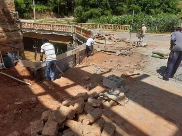 PREFEITURA RECONSTROI TRECHO DANIFICADO NO PONTILHÃO