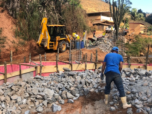 SEGUEM OBRAS DE CONSTRUÇÃO DE PONTE NA LOCALIDADE DO QUINTÃO
