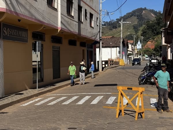 SECRETARIA DE OBRAS REALIZA PINTURA DAS FAIXAS DE PEDESTRES