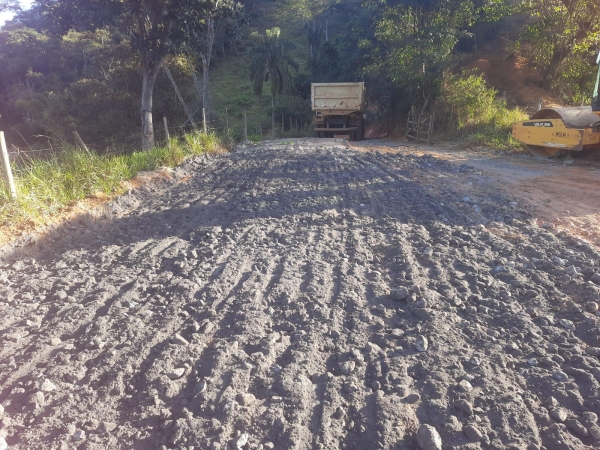 COMUNIDADE DE POVO MIÚDO RECEBE CASCALHAMENTO