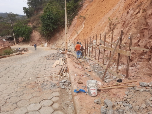 OBRAS INICIA CONSTRUÇÃO DE MURO DE CONTENÇÃO NA RUA PROFESSOR PONCÍLIO