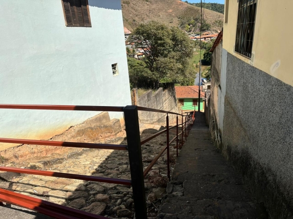 SECRETARIA DE OBRAS INSTALA CORRIMÃO NA ESCADA DA PEDRA BRANCA