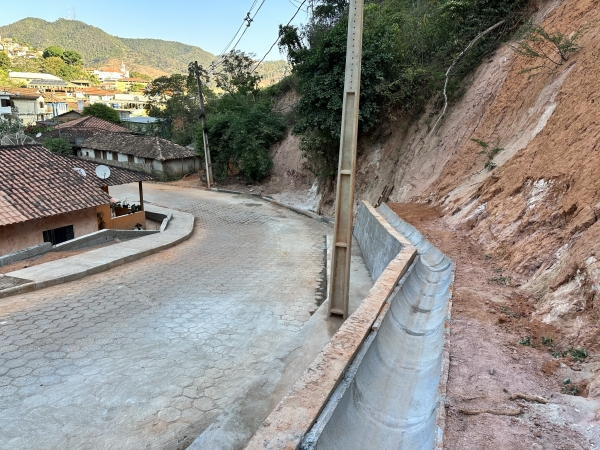 SECRETARIA DE OBRAS CONCLUI OBRAS NO BAIRRO OLHOS D&acute;AGUA