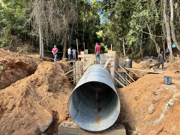 AVANÇA OBRA DE CONSTRUÇÃO DE PONTE NO CEDRO