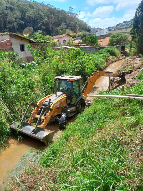 SECRETARIA DE OBRAS ATUA NO DESASSOREAMENTO DO CÓRREGO DO MINGAU