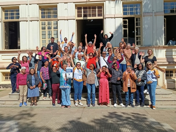 GRUPO 60+ E GRUPO VIVER BEM VISITAM A SEMANA DO FAZENDEIRO EM VI&Ccedil;OSA