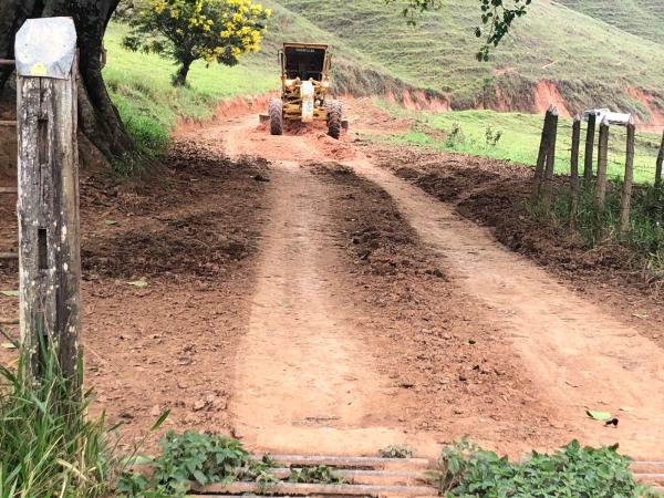 SECRETARIA DE OBRAS REALIZA SERVIÇOS NA LOCALIDADE DE PINHEIROS E QUINTÃO