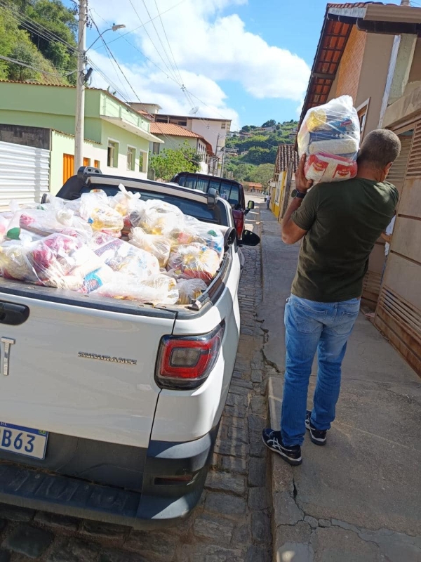ENTREGA DE CESTAS BÁSICAS E MATERIAIS DE LIMPEZA A FAMÍLIAS AFETADAS PELAS CHUVAS EM DOM SILVÉRIO