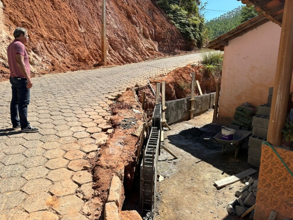 MURO DE CONTENÇÃO NO BAIRRO OLHOS D´ÁGUA