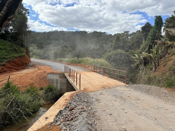 PREFEITURA CONCLUI OBRA DE CONSTRUÇÃO DE PONTE NO QUINTÃO