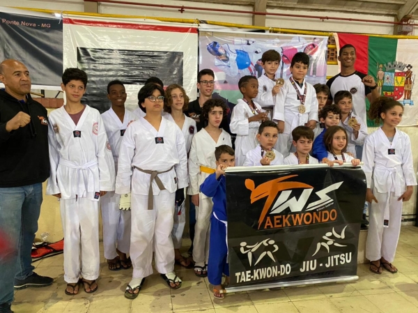 ATLETAS DE DOM SILVÉRIO BRILHAM EM COMPETIÇÃO DE TAEKWONDO