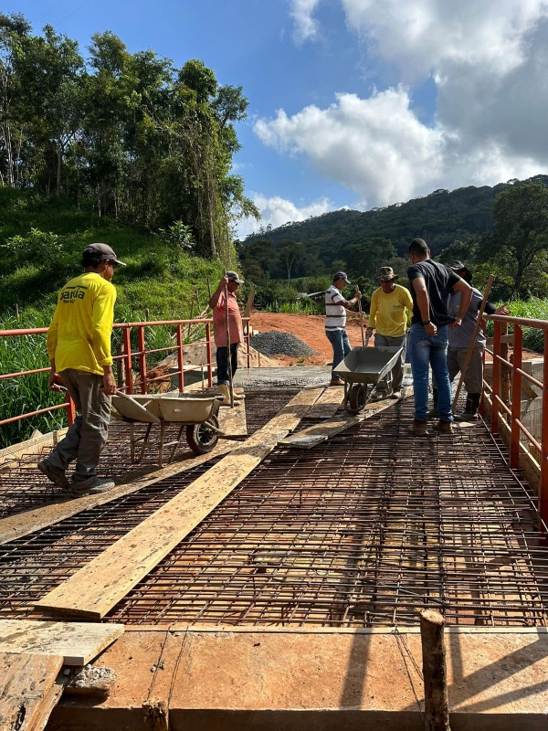 AVANÇA OBRA DE CONSTRUÇÃO DE PONTE NO QUINTÃO