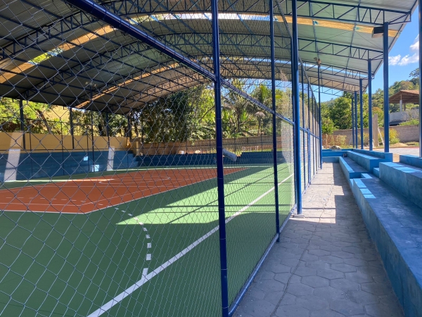 AVANÇAM AS OBRAS DE REFORMA DA QUADRA DA ESCOLA NOSSA SENHORA DA SAÚDE