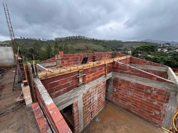 SEGUEM OBRAS DE CONSTRUÇÃO DE 12 CASAS POPULARES NO VALE VERDE