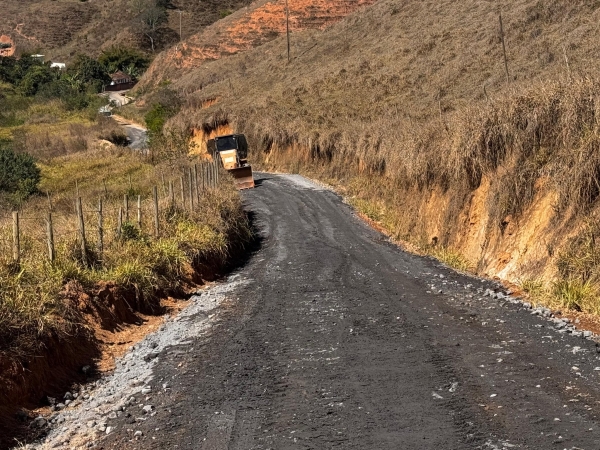 PREFEITURA INICIA PATROLAMENTO E CASCALHAMENTO NO MORRO DOS PEREIRAS COM FOCO NA SEGURAN&Ccedil;A E ACESSIBILIDADE