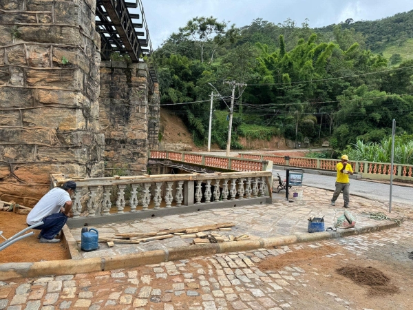 SECRETARIA DE OBRAS RECUPERA TRECHO NO PONTILHÃO