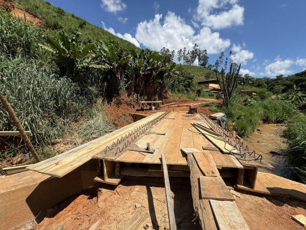 SEGUEM OBRAS DA PONTE DO QUINTÃO