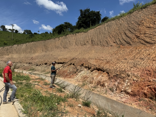 PREFEITURA REALIZA SERVIÇO DE APLICAÇÃO DE SEMEADURA NO MORRO DOS PEREIRAS