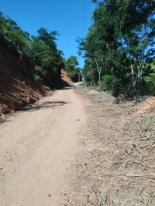 PREFEITURA DE DOM SILVÉRIO REALIZA LIMPEZA E MANUTENÇÃO DAS ESTRADAS NA COMUNIDADE DOS PEREIRAS