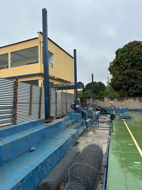 ACOMPANHAMENTO DA OBRA DA NOVA COBERTURA DA QUADRA DA ESCOLA NOSSA SENHORA DA SA&Uacute;DE
