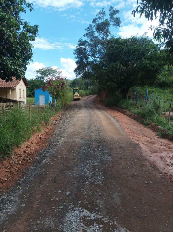 PREFEITURA DE DOM SILVÉRIO MELHORA INFRAESTRUTURA COM CASCALHAMENTO DA ESTRADA CIRIQUITO/QUINTÃO