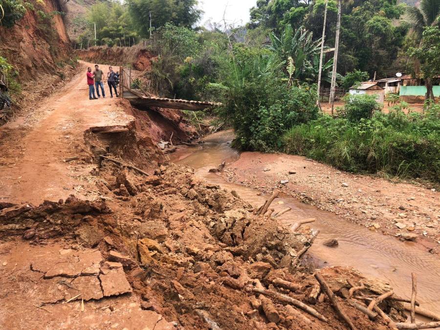 SECRETARIA DE OBRAS, MANUTENÇÃO E AGRICULTURA TRABALHA EM RECUPERAÇÃO DE TRECHOS NA ZONA RURAL