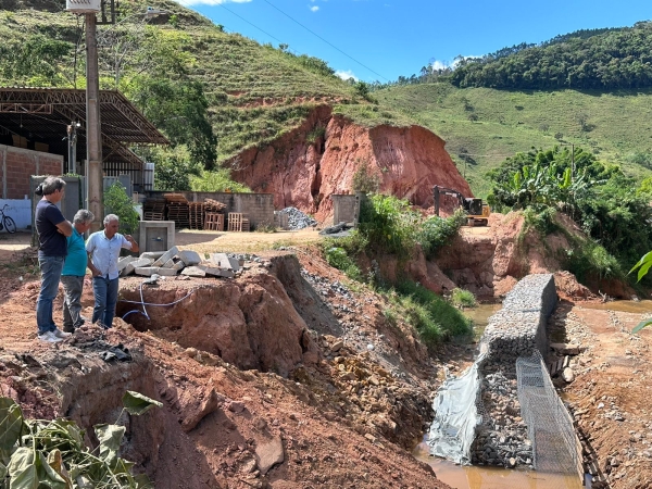 PREFEITURA RETOMA OBRA DE CONSTRUÇÃO DE MURO DE GABIÃO NA BEIRA RIO
