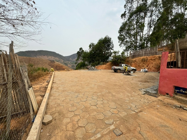 PREFEITURA REALIZA CALÇAMENTO EM TRECHO NO BAIRRO SÃO GERALDO