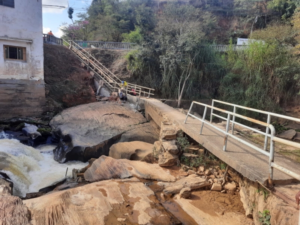 SECRETARIA DE OBRAS TRABALHA NA RECONSTRUÇÃO DE PASSARELA NO JAGODE