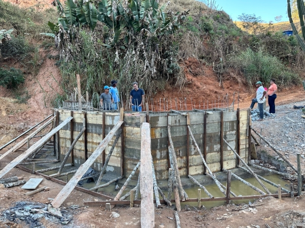 SECRETARIA DE OBRAS, MANUTENÇÃO E AGRICULTURA CONCLUI CONCRETAGEM DA SEGUNDA BASE DA PONTE NO QUINTÃO