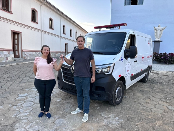 PREFEITO ENTREGA NOVA AMBULÂNCIA PARA A SECRETARIA DE SAÚDE