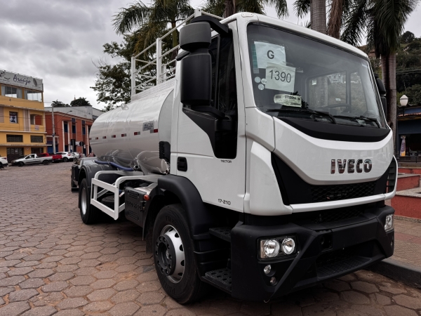 PREFEITURA RECEBE CAMINH&Atilde;O PIPA