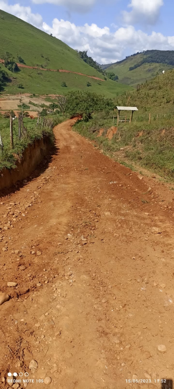 COMUNIDADE DO BUENO RECEBE PATROLAMENTO E CASCALHO