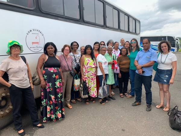 IDOSOS DO CRAS VIAJAM AO MINAS BEACH