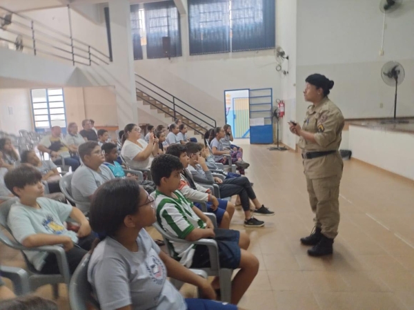 ALUNOS DA ESCOLA MUNICIPAL NOSSA SENHORA DA SAÚDE PARTICIPAM DE PALESTRA SOBRE COMBATE AO BULLYING COM A POLICIAL MILITAR SOLDADO FERNANDA