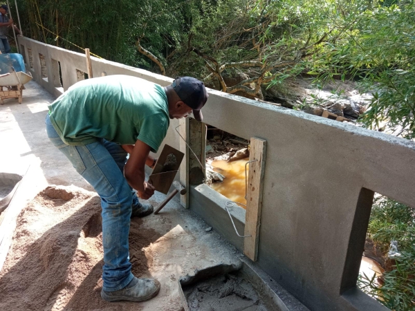 PREFEITURA CONSTROI CORRIMÃO NA PONTE DE ACESSO À COMUNIDADE DO FUNIL