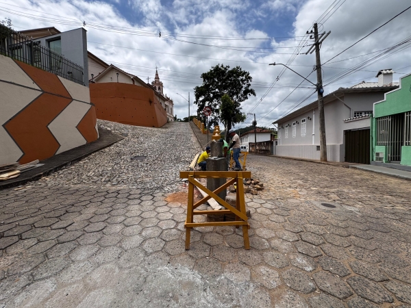 PREFEITURA DE DOM SILV&Eacute;RIO RECONSTR&Oacute;I CAL&Ccedil;ADA E BALA&Uacute;STRES COM ACESSIBILIDADE NO SANTU&Aacute;RIO