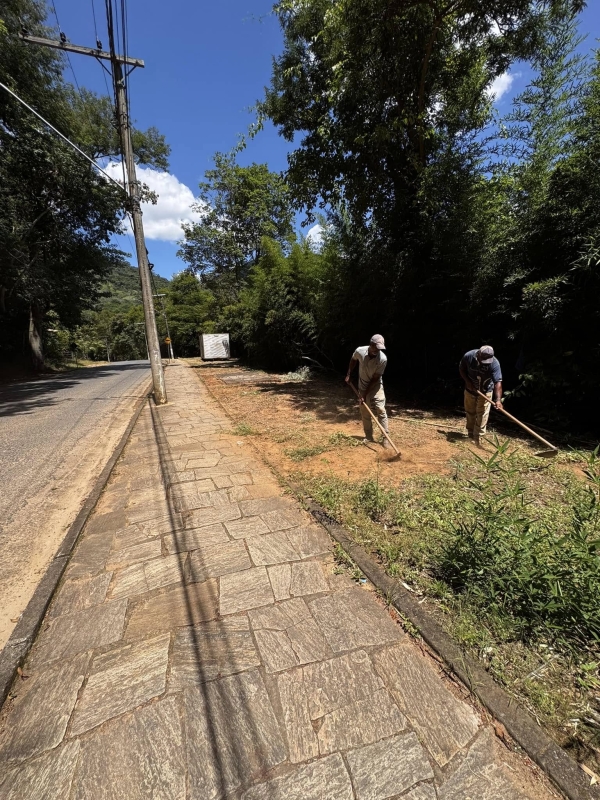SECRETARIA DE OBRAS REALIZA LIMPEZA NA REGIÃO DO JAGODE E MELHORA AS CONDIÇÕES DA CIDADE