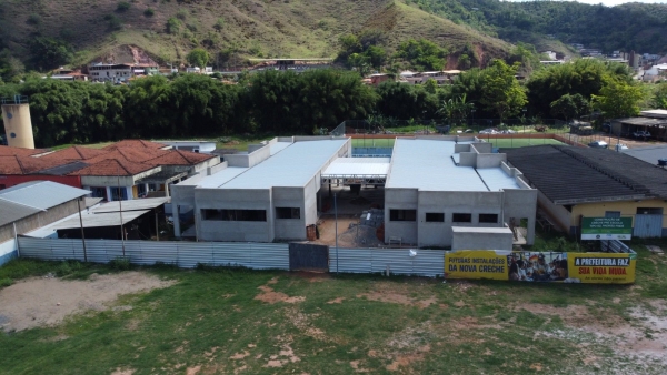 OBRAS DA NOVA CRECHE DE DOM SILV&Eacute;RIO AVAN&Ccedil;AM COM TELHADO CONCLU&Iacute;DO