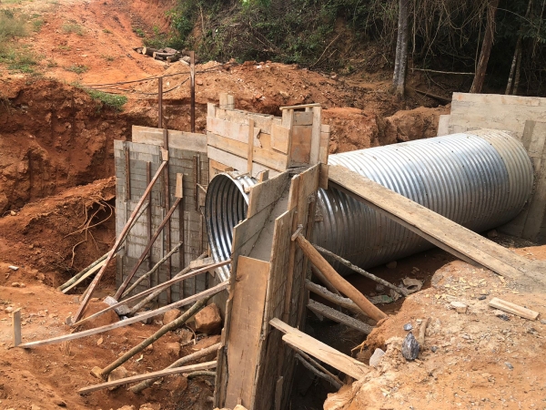 AVANÇA OBRA DE CONSTRUÇÃO DE PONTE NA BIQUINHA