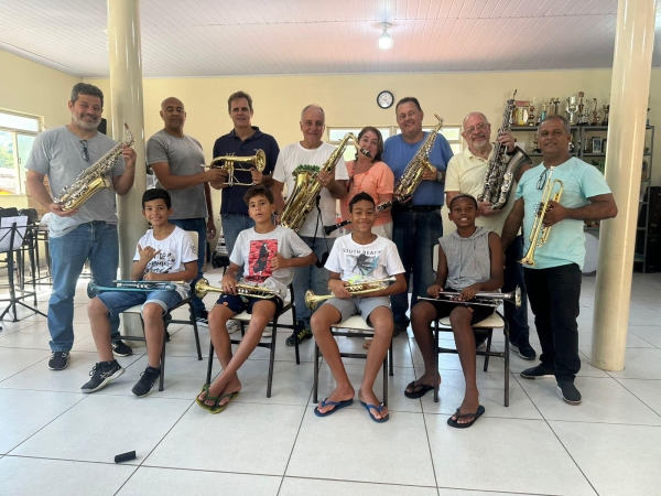 MARCELO SOARES REALIZA DOAÇÃO DE INSTRUMENTOS PARA CORPORAÇÃO PADRE FELISBERTO