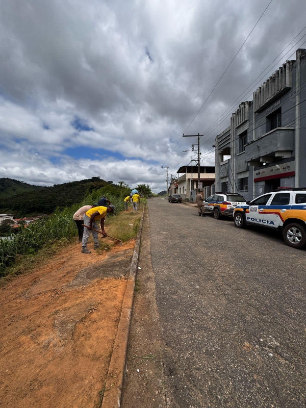 PREFEITURA REALIZA LIMPEZA E MANUTENÇÃO NA RUA CORONEL BATISTA PARA GARANTIR AMBIENTE MAIS SEGURO E AGRADÁVEL