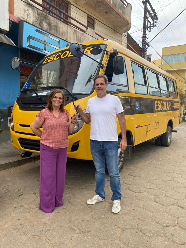PREFEITO ENTREGA MAIS UM MICRO ÔNIBUS ESCOLAR PARA A EDUCAÇÃO