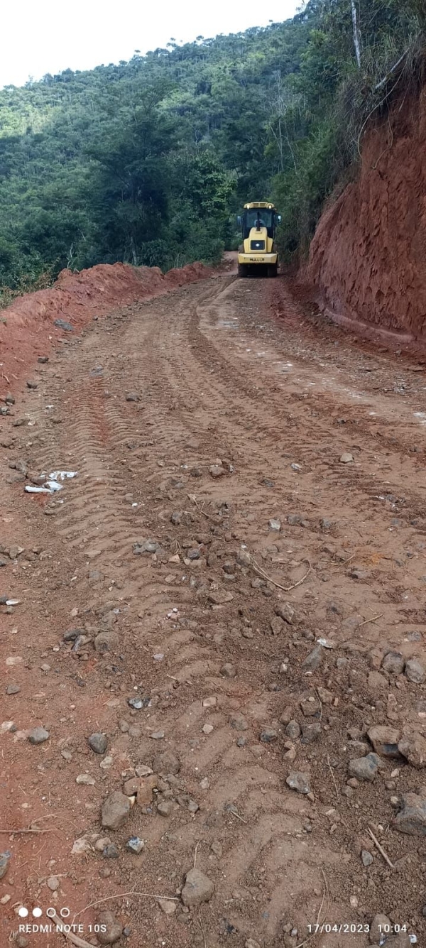 PREFEITURA REALIZA SERVIÇOS DE PATROLAMENTO E CASCALHAMENTO NO GUARTER E TIRIRICA