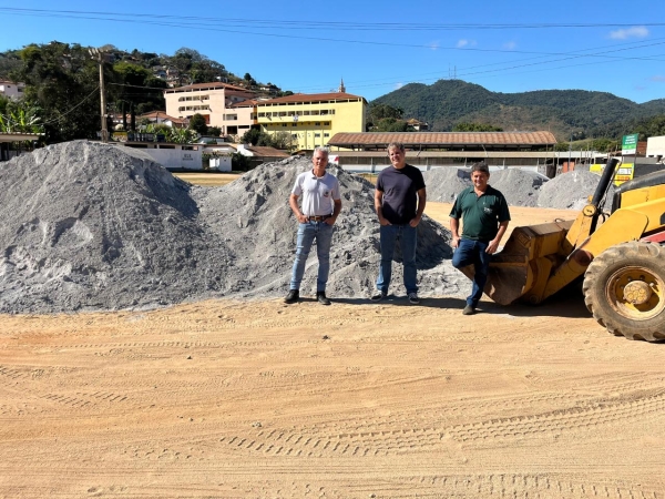 SECRETARIA DE AGRICULTURA INICIA DISTRIBUI&Ccedil;&Atilde;O DE CALC&Aacute;RIO