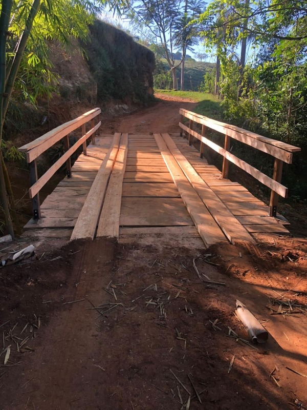 PREFEITURA CONSTROI NOVA PONTE NA COMUNIDADE DO GONGO