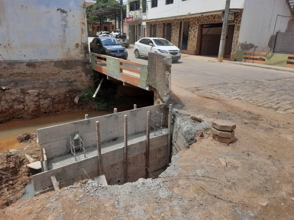PREFEITURA INICIA CONSTRUÇÃO DE MURO DE CONTENÇÃO EM PONTE